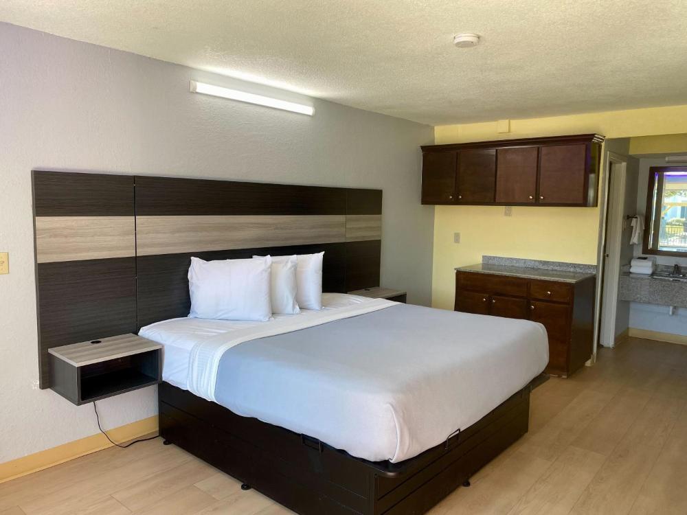 King Room - Non-Smoking interior